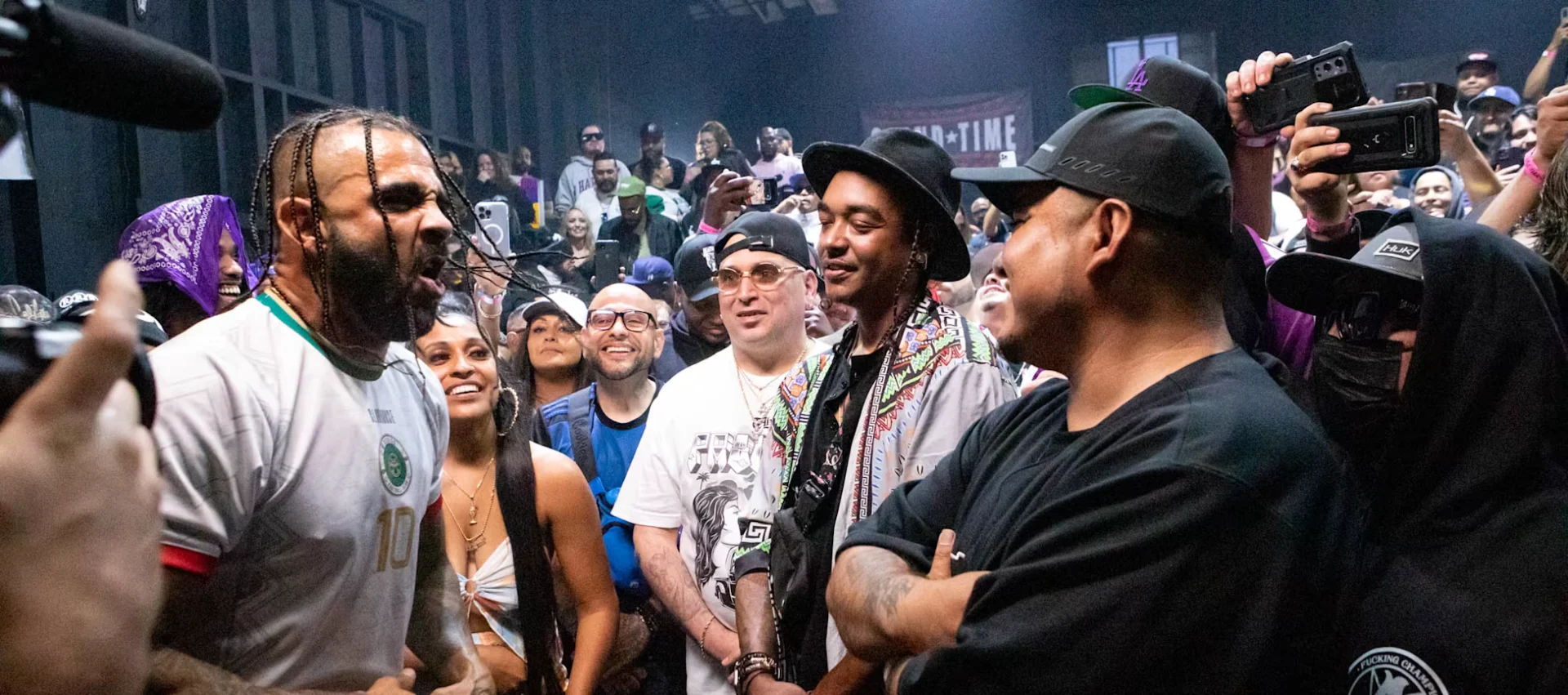 Aczino en su batalla contra Dizaster, dos battlerapers en la primera batalla de la historia hecha en dos idiomas. Créditos: Redbull.