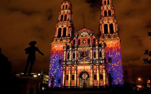 Chihuahua de noche catedral2 min