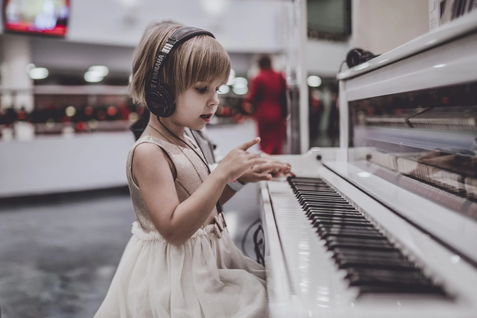 niña tocando piano