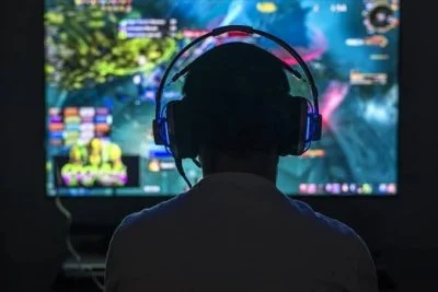 Persona pantalla videojuego 10763 400x267
