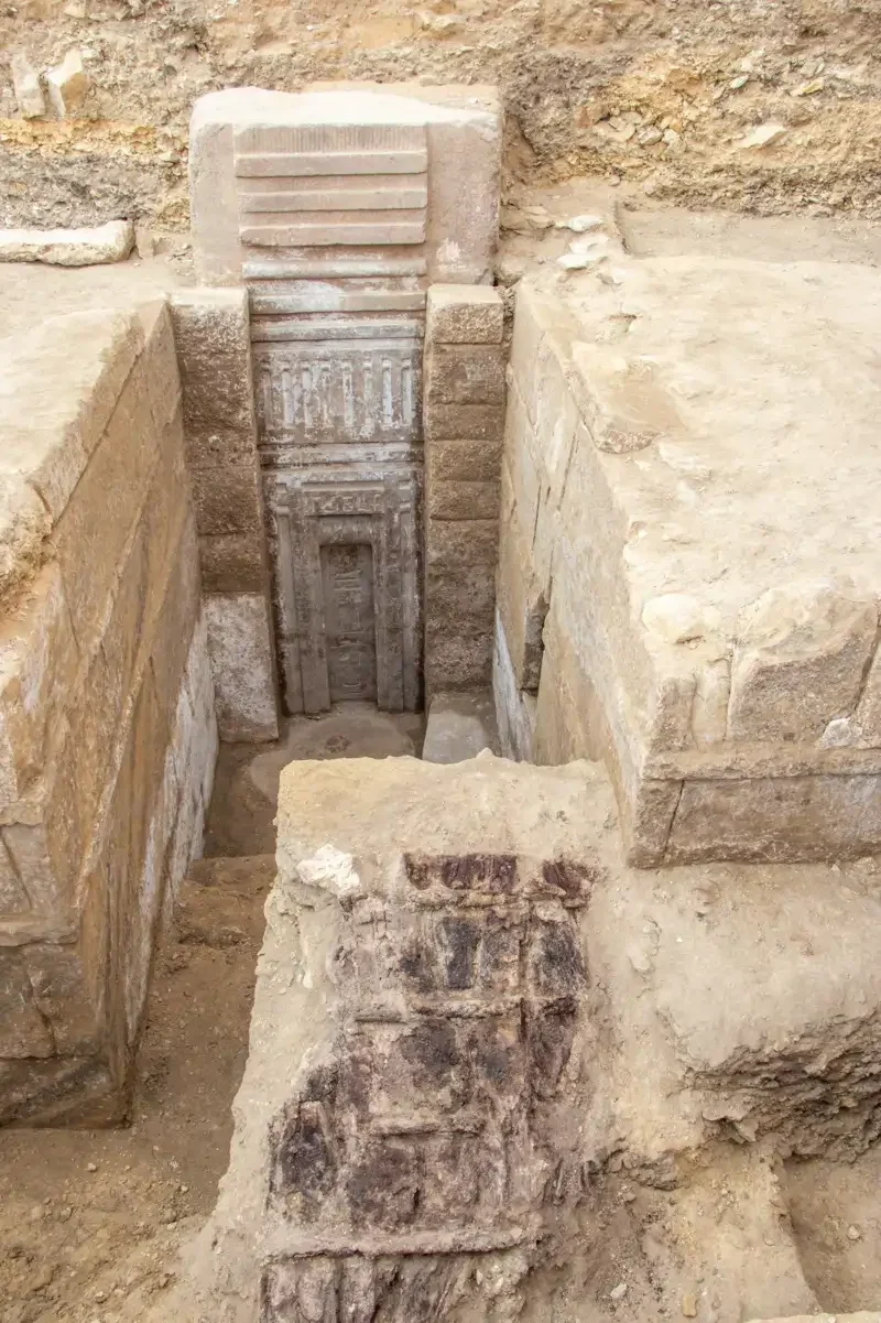 Monumental estela falsa puerta de granito rosa localizada en la tumba del principe useref re en saqqara 0753a805 250421163355 800x1201 (1)