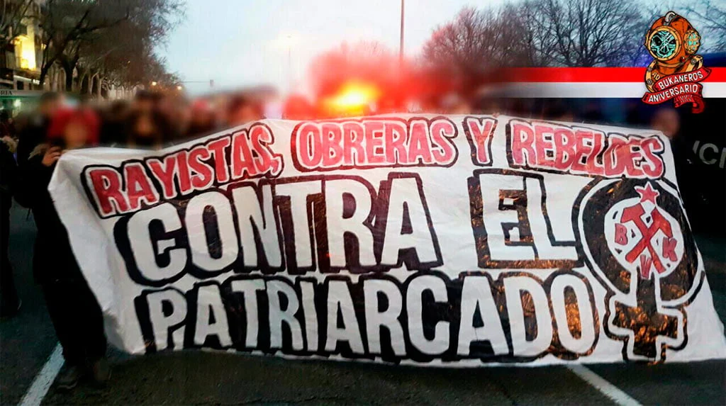 Pancarta de rayistas.