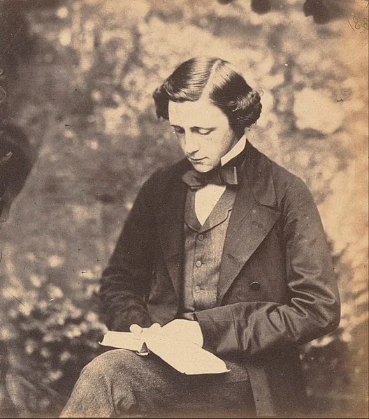 528px Lewis Carroll Self Portrait 1856 Circa. Imagen de dominio público.