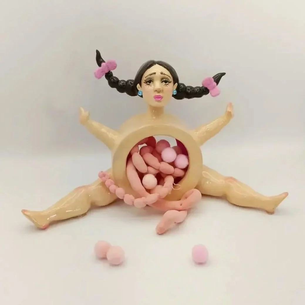 Mujer deposito hueco dona