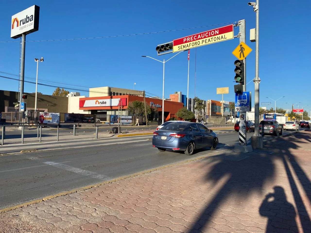 Semáforo en la Avenida Universidad con un paso de cebra que no se visualiza muy bien.